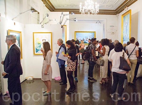 8月6日到16日，“真善忍国际美展“在伦敦市中心紧邻白金汉宫花园的Il Bottaccio举行,观众在参观展览。  （Simon Cross/大纪元）