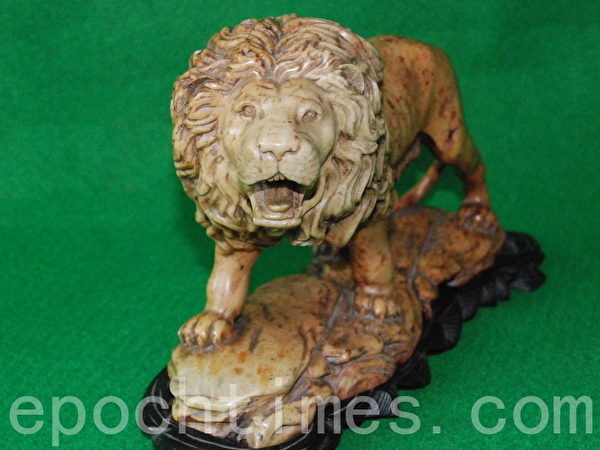 這件「雄獅石雕」出自雕刻大師手筆。獅子神態威嚴，裂口長嘯，長長的尾巴似乎蓄勁待發，令觀者感到精神一震。（當事人提供）