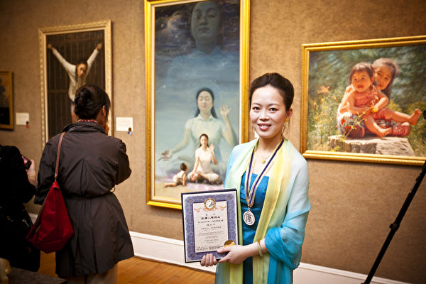 2011年第三届全世界华人人物写实油画大赛金奖得主陈肖平在画作前留影。（爱德华/大纪元）  