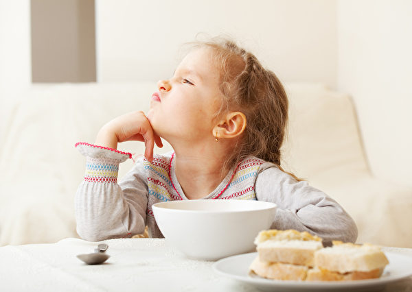 小女孩討厭吃飯(圖片來源：Fotolia )