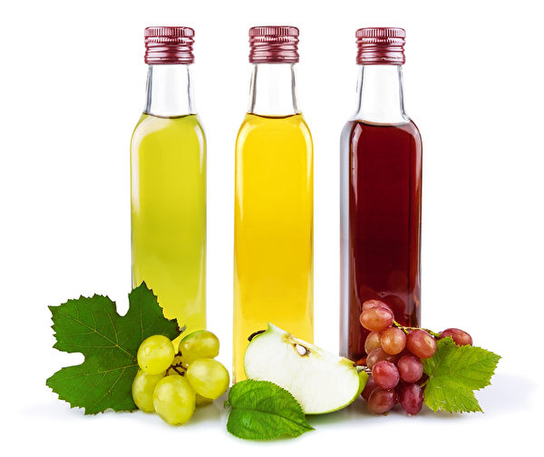 新鮮蘋果與葡萄可以泡在天然釀造的米醋裏經過三個月即成水果醋。（Fotolia）
