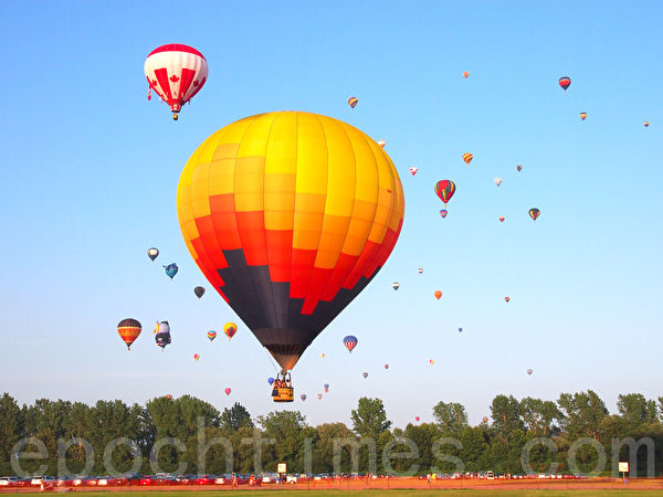 乘風而去圓一個飛行夢。2014加拿大蒙特利爾聖讓-黎舍留國際熱氣球節。（譚雅/大紀元）