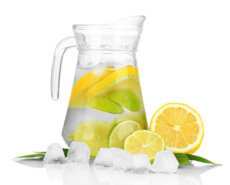 冷水用石灰，檸檬和冰塊（Fotolia）