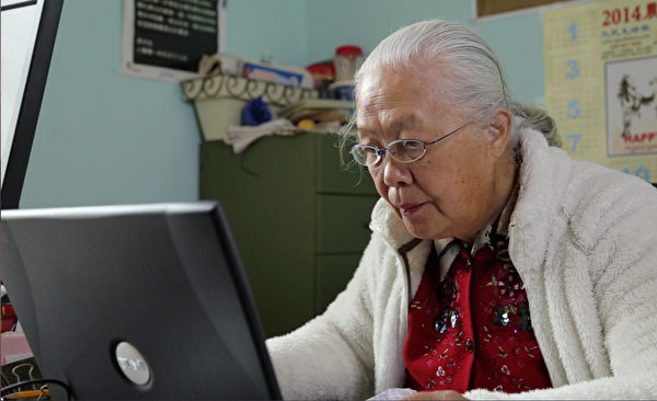 75岁的高鸣凤，白天上街劝三退，晚上上网替她劝退的人发表三退声明，并记下三退证书号码。（张轶渊/大纪元）
