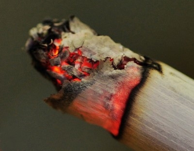 燃着的烟头，体积虽小，但它却仍是一个燃烧着的物体、是明火，所以温度很高。据测定，烟头表面温度在200℃～300℃，中心温度高达700℃～800℃，而一般可燃物质的燃点都在这个温度以下。（网络图片）