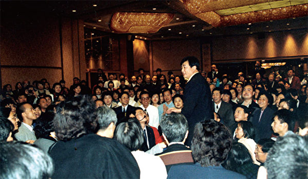 1999年纽约法会后，李洪志师父和学员们在一起。（明慧网）