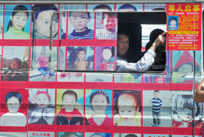 媒体报导中国大陆失踪儿童每年达20万人，平均每天大约有550名儿童失踪。图为寻找孩童的广告。(AFP)