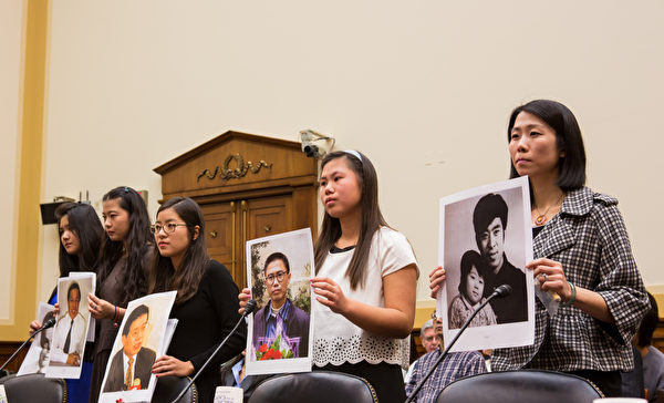 五位中国良心犯的女儿2013年12月5日在美国国会听证会上作证，呼吁立即释放她们遭中共当局非法监禁迫害的父亲。她们分别是（从右到左）法轮功学员王治文的女儿王晓丹、刘贤斌的女儿陈桥、王炳章的女儿王天安、著名人权律师高智晟的女儿耿格、良心犯彭明女儿彭佳音（李莎／大纪元）