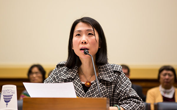 法輪功學員王治文的女兒王曉丹在美國會人權聽證會上發言。（大紀元）