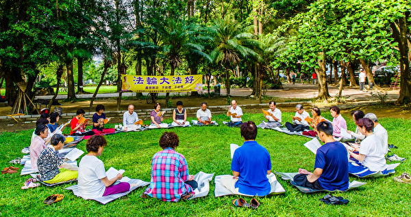 在台南東寧公園大草地上，每日清晨約二、三十位法輪功學員煉功完會繼續學法至八點三十分，十幾年來從未間斷。（明慧網）
