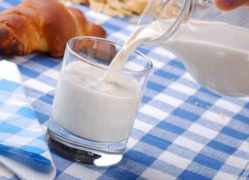 每天喝250毫升牛奶能幫助補充維生素B2。（fotolia）