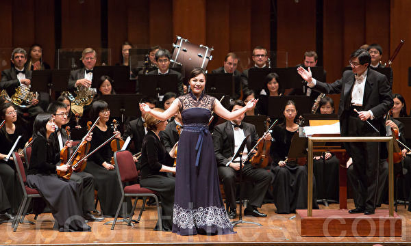 2014年神韵交响乐团华盛顿肯尼迪艺术中心音乐厅演出。女高音歌唱家耿皓蓝在演唱。（李莎/大纪元）