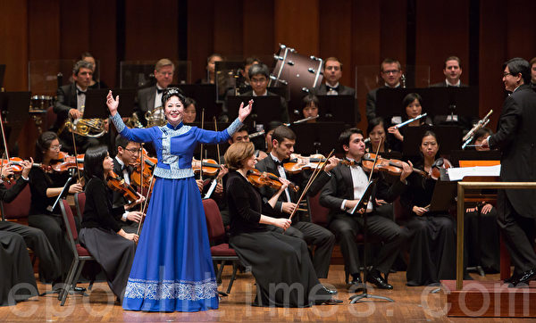 2014年神韵交响乐团华盛顿肯尼迪艺术中心音乐厅演出。女高音歌唱家姜敏在演唱。（李莎/大纪元）
