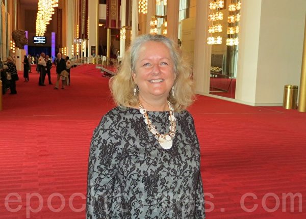 Roberta Pignanelli 女士是一位艺术家。10月12日，她在欣赏肯尼迪国家音乐厅的神韵交响乐音乐会时数次感动落泪。（李明希／大纪元）