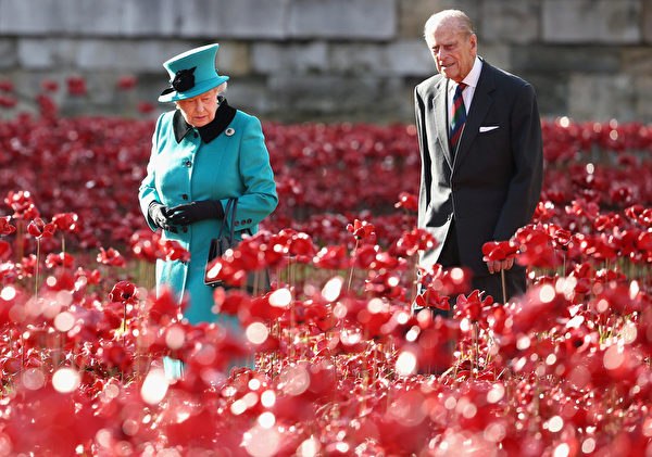 10月16日，英國女王和夫君愛丁堡公爵一起參觀了紀念一戰陣亡將士的「罌粟花海洋」。 (Chris Jackson - WPA Pool/Getty Images)