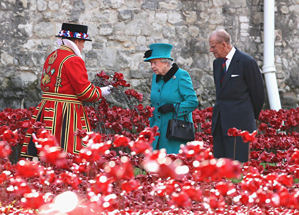 10月16日，英国女王和夫君爱丁堡公爵一起参观了纪念一战阵亡将士的“罂粟花海洋”。 (Chris Jackson - WPA Pool/Getty Images)