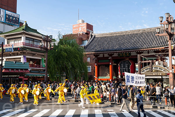 10月25日，来自日本各地的部分法轮功学员约300多人在东京举行反迫害游行，有来自中国大陆的游客了解到中共邪恶本质后当场表示退出中共的党、团、队组织。（游沛然/大纪元）