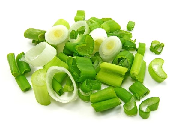 葱叶中的维生素C、胡萝卜素、叶绿色、镁的含量，都要明显高于葱白部分。（Fotolia） 