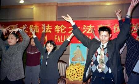 1999年10月28日，法輪功學員在北京召開記者招待會，向國際社會揭開中共殘酷迫害法輪功的真相。（明慧網）