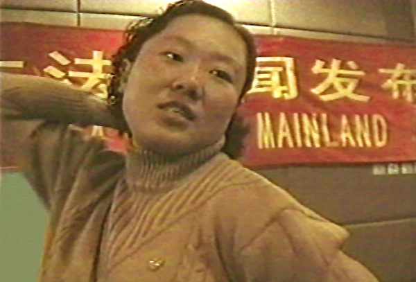法輪功學員丁延在1999年10月28日北京新聞發佈會上，向記者描述中共警察用背銬的酷刑折磨法輪功學員。丁延已於2001年8月18日在承德監獄被中共當局迫害致死。（明慧網）
