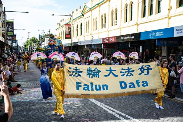 11月9日，法轮功学员参加了西澳弗里曼特尔节（Fremantle Festival）的街头游行，以扇子舞、舞龙和腰鼓的形式向当地民众和游客展示法轮大法的祥和美好。（林文责/大纪元）