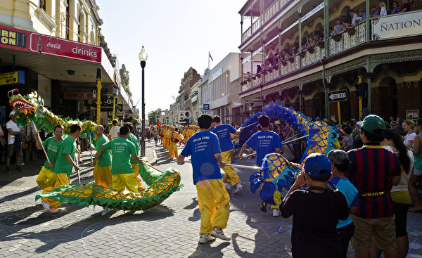 11月9日，法轮功学员参加了西澳弗里曼特尔节（Fremantle Festival）的街头游行。法轮功学员表演的两条飞龙上下翻滚，吸引民众的围观。（周鑫/大纪元）