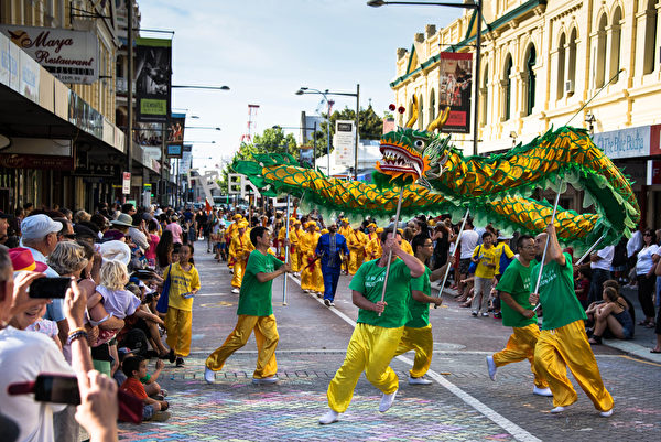 11月9日，法轮功学员参加了西澳弗里曼特尔节（Fremantle Festival）的街头游行。图为法轮功学员的舞龙队。（林文责/大纪元）