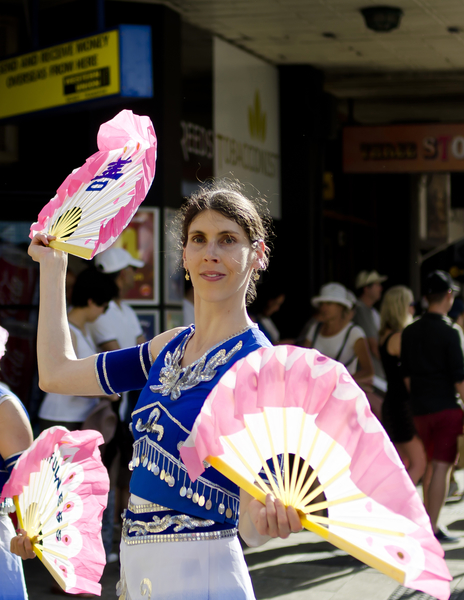 11月9日，法轮功学员参加了西澳弗里曼特尔节（Fremantle Festival）的街头游行，以扇子舞、舞龙和腰鼓的形式向当地民众和游客展示法轮大法的祥和美好。图为法轮功学员的扇子舞。（周鑫/大纪元）