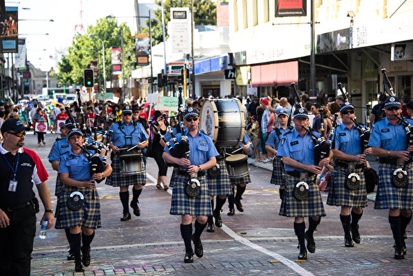 11月9日，四十多个团体参加了西澳弗里曼特尔节（Fremantle Festival）的街头游行。图为表演传统的苏格兰风笛的警察队伍。（林文责/大纪元）