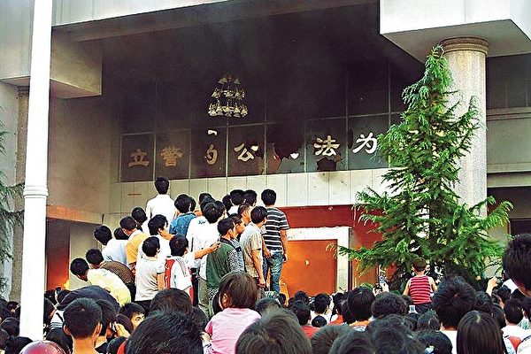 2008年6月21日，瓮安三中女生李树芬遭奸杀而凶手被释放，引发数万民众奋起抗暴。（网络图片）
