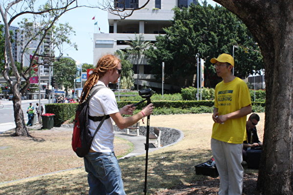 自由媒體人對法輪功學員做專訪。（攝影：駱亞/大紀元）