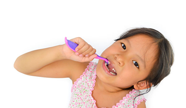 正確的潔牙方法和時機很重要，除了起床和睡前，三餐飯後也要養成潔牙習慣。（Fotolia）