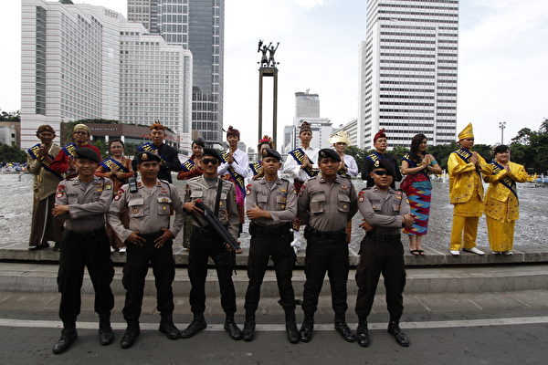 有一些警察主動與穿著印尼民族服裝的法輪功學員合照。（Dianthe/大紀元）