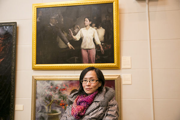 王慧敏與她的作品《美麗的背後－監獄奴工產品》。（戴兵／大紀元）