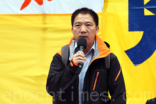 香港各界12月7日舉行《九評共產黨》發表十週年紀念活動，來自香港及海外等約八百人集會遊行，聲援一億八千多萬人退出中共組織，立法會議員胡志偉在集會上發言。（潘在殊/大紀元）