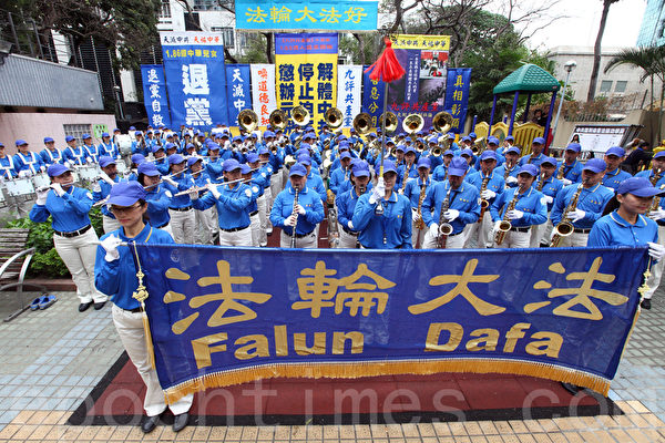香港各界12月7日舉行《九評共產黨》發表十週年紀念活動，來自香港及海外等約八百人集會遊行，聲援一億八千多萬人退出中共組織。（潘在殊/大紀元）