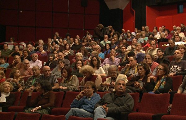 在特拉維夫，觀看電影《超越恐懼：高智晟的故事》的觀眾。（大紀元）
