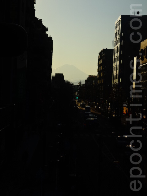 东久留米车站二楼“富士见阳台”眺望，“钻石富士”胜景即将诞生的前刻。（和和／大纪元）