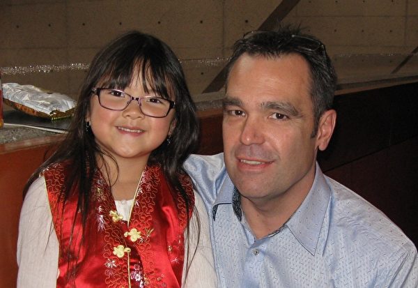 12月28日下午，福特加拿大汽車公司的培訓師Craig Lypko帶著從中國領養的女兒Nicole觀看神韻晚會，領略中華傳統文化。Lypko說：「整體來說是難以置信地好」。（周行/大紀元）
