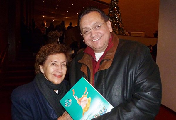 Jorge Davila博士與母親專程從墨西哥飛到休斯頓欣賞神韻（吳香蓮/大紀元）
