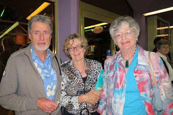 29日晚，加拿大前市议员Gilbert先生和太太Dorothy及友人Connie一起在萨拉索塔观看了2015年度的神韵演出。（林南／大纪元）