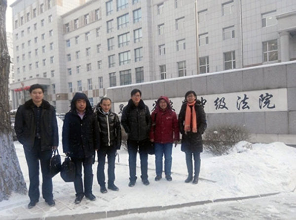 2014年12月31日，大陆7律师为法轮功学员申冤控告建三江公检法违法，并要求此案改变管辖范围，由黑龙江高级法院重新审理。图为相关律师合影。（大纪元）