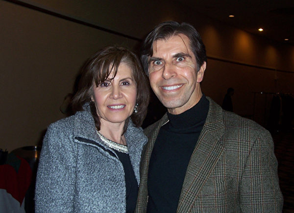 企业家Carlos Aguirre和太太1月2日晚在美国加州圣荷西表演艺术中心观赏神韵。(周容/大纪元)
