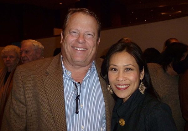 Jeff Hersperger与夫人Amanda Chuong观看了神韵巡回艺术团2015年1月5日晚在德州休斯顿琼斯表演艺术剧院（Jones Hall）的第十场演出。（吴香莲/大纪元）