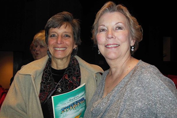 2015年1月5日，企业主Sue Ramin女士和前律师Beverly Pointes观看了神韵巡回艺术在德州休斯顿琼斯表演艺术剧院（Jones Hall）的第十场演出。（李辰/大纪元） 