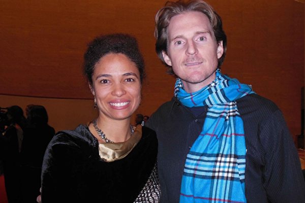 2015年1月5日，政府律师Michelle Meade（左）与家人观看了神韵巡回艺术在德州休斯顿琼斯表演艺术剧院（Jones Hall）的第十场演出。（李辰/大纪元）