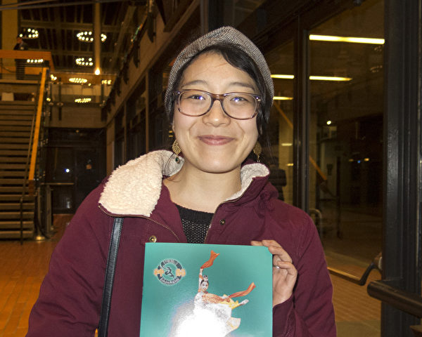 加州大學伯克利分校學生Saya Tomioka觀看了神韻世界藝術團在加州伯克利1月6日的首場演出。（馬有志/大紀元）
