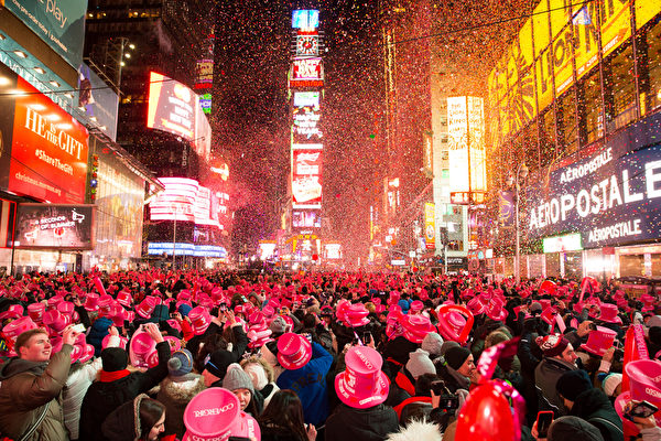 紐約時代廣場一百萬人觀看水晶球落下，迎接2015年的到來。（戴兵／大紀元）