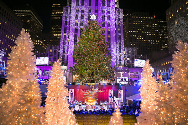 紐約洛克菲勒中心巨大的聖誕樹。（戴兵／大紀元）