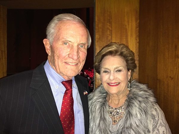 2015年1月6日晚，前德州州务卿、德州共和党主席George Strake携夫人观看了神韵巡回艺术团在休斯顿琼斯表演艺术剧院（Jones Hall）的第十一场演出。（June Fakkert/大纪元）